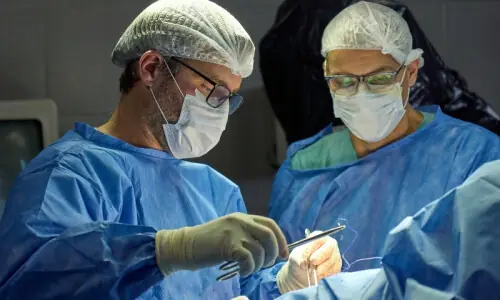 پانچ سالہ پاکستانی بچے کے سینے سے &rsquo;بغیر سر والا بچہ&lsquo; نکال لیا گیا