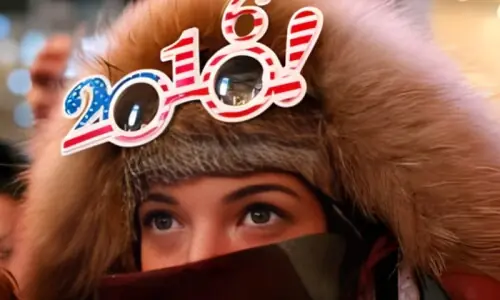 ہر کوئی 2016 کی تصاویر کیوں شیئر کر رہا ہے، یہ نیا ٹرینڈ کیا ہے؟