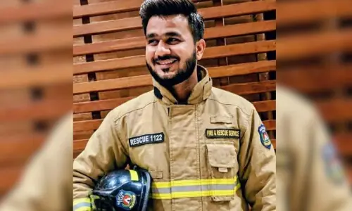 Firefighter dies saving lives in Karachi&rsquo;s Gul Plaza tragedy