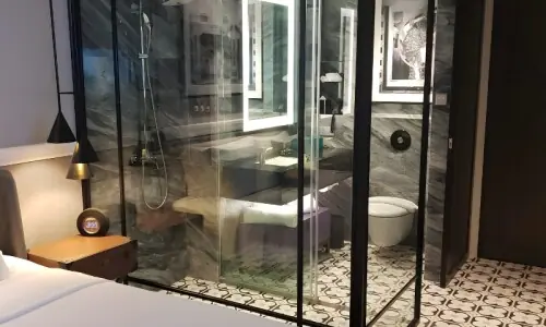 بڑے ہوٹل کمروں کے واش رومز میں دروازے کیوں نہیں لگاتے؟ بڑے ہوٹل کمروں کے واش رومز میں دروازے کیوں نہیں لگاتے؟