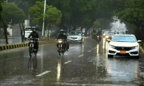 Rain-bearing system enters Pakistan, showers cool Lahore