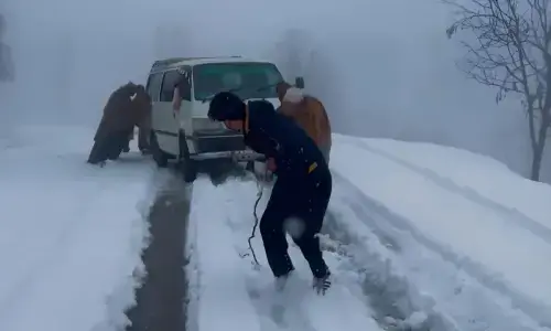 Over 100 vehicles trapped in Tirah valley after heavy rain and snow