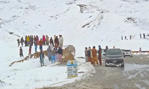 ملک بھر میں برفانی طوفان: پارہ چنار اور کوئٹہ میں سردی کے ریکارڈ ٹوٹ گئے