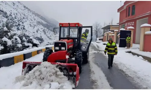 مری میں برفباری سے نظام زندگی متاثر، سیاحوں کا داخلہ بند، ریسکیو آپریشن جاری