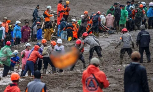 انڈونیشیا میں شدید بارشوں کے بعد لینڈ سلائیڈنگ، 7 افراد ہلاک، 82 لاپتہ