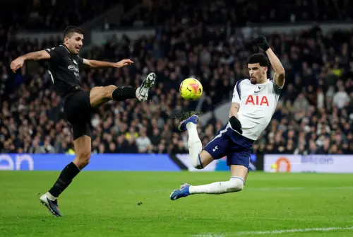 Man City and Villa slip up in title race, Man Utd win again