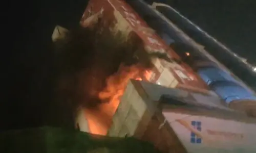 Fire at Saddar mobile market extinguished, vehicles damaged