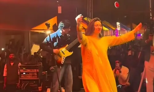 عاصم اظہر کے کنسرٹ میں ماہرہ خان کے ڈانس پر مداحوں کی شدید تنقید عاصم اظہر کے کنسرٹ میں ماہرہ خان کے ڈانس پر مداحوں کی شدید تنقید