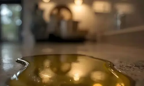 کچن میں تیل گِرجائے تو اسے فورا صاف کرنے کا آسان دیسی طریقہ