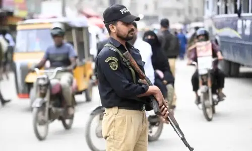 کراچی میں پولیس مقابلے اور ٹریفک حادثات، ایک شخص جاں بحق، متعدد زخمی