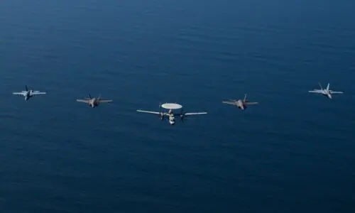 ایران کے ساتھ مذاکرات کے دوران امریکا کا بحیرہ عرب میں فوجی طاقت کا مظاہرہ