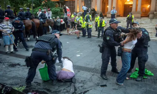 Dozens arrested after clashes in Sydney during Israeli president&rsquo;s visit