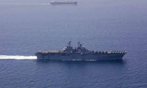 ایران سے تناؤ: آبنائے ہرمز سے گزرنے والے بحری جہازوں کے لیے امریکا کی نئی ہدایات