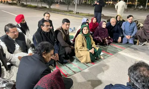 Opposition protests enter third day over Imran Khan&rsquo;s health