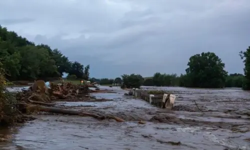 Wild New Zealand storm disrupts transport, leaves thousands without power