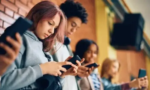 برطانیہ میں 16 سال سے کم عمر بچوں پر سوشل میڈیا پابندی کا امکان