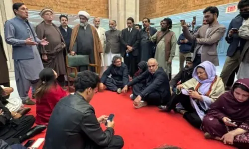 اپوزیشن اتحاد کا عمران خان کو طبی سہولیات کی فراہمی تک دھرنا جاری رکھنے کا فیصلہ