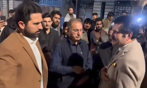 پی ٹی آئی کے دھرنے میں شیر افضل مروت کی آمد، سہیل آفریدی کرسی چھوڑ کر چلے گئے