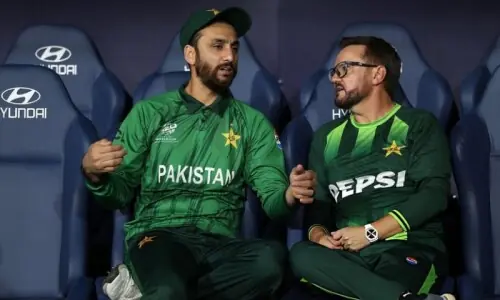 سلمان علی آغا نے پانی کی بوتل زمین پر کیوں پھینکی؟ پاکستانی ہیڈ کوچ کی وضاحت آگئی