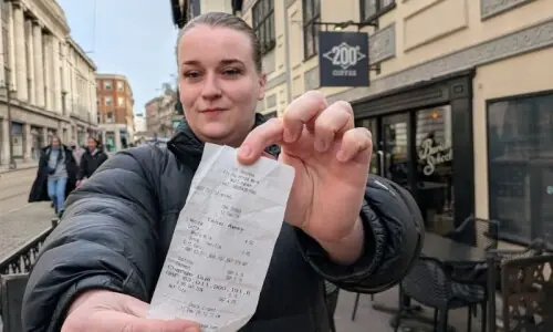 کافی شاپ کی غلطی نے خاتون کو دنیا کی سب سے امیر ترین شخصیت بنا دیا