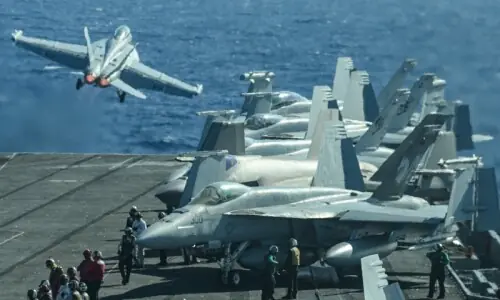 ایران پر حملے کی تیاریاں تیز، مزید امریکی طیاروں کی تعیناتی کے ساتھ نئی پابندیاں عائد ایران پر حملے کی تیاریاں تیز، مزید امریکی طیاروں کی تعیناتی کے ساتھ نئی پابندیاں عائد