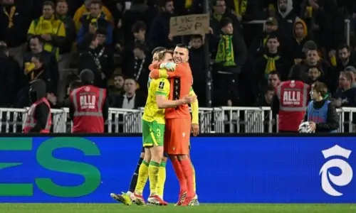 Nantes goalkeeper halts play to aid teammates observing Ramazan