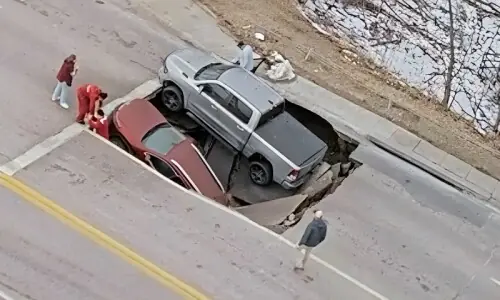 امریکا: مصروف شاہراہ پر سڑک دھنسنے سے 2 گاڑیاں گڑھے میں جاگریں، ویڈیو وائرل