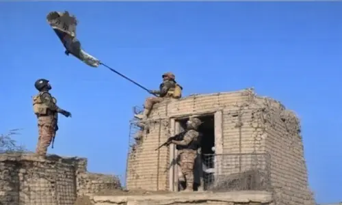 کلمے کا احترام؛ پاک فوج کی افغان طالبان کا پرچم اتارنے کی ویڈیو وائرل