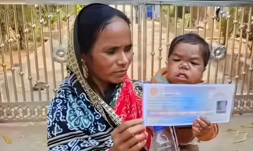 ڈیڑھ فٹ کی لڑکی میٹرک کی طالبہ، ماں کی گود میں اسکول جاتی ہے