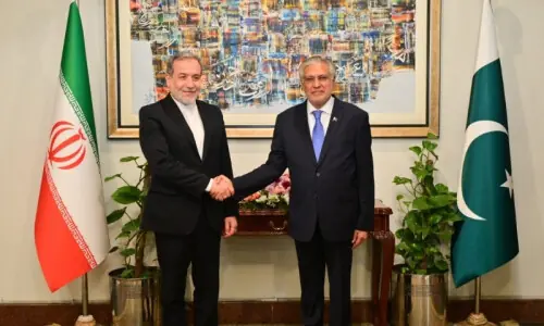 اسحاق ڈار اور ایرانی وزیرِ خارجہ کا رابطہ، ایران پر حملوں کی شدید مذمت