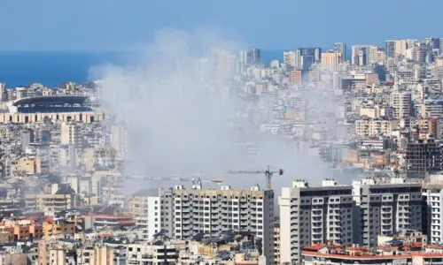 اسرائیل کی بیروت میں بمباری، درجنوں افراد ہلاک، لبنان میں حزب اللہ پر پابندی عائد