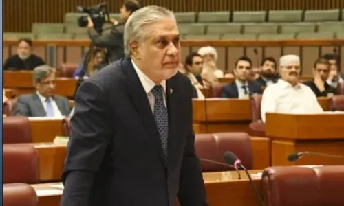 ایران اور مشرقِ وسطیٰ میں کتنے پاکستانی پھنسے ہیں؟ اسحاق ڈار نے تعداد بتا دی