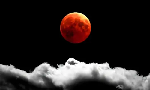 &rsquo;بلڈ مون&lsquo; کی تصاویر منظرِ عام پر، سوشل میڈیا صارفین حیران