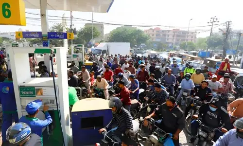 ایران اسرائیل جنگ: پاکستان میں تیل قلت کا خدشہ، کمپنیوں نے پٹرول پمپس کو فراہمی محدود کردی