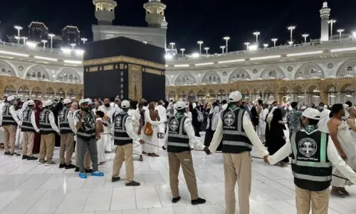 حرمین شریفین: رمضان میں خصوصی اسکاؤٹ فورس عمرہ زائرین کی خدمت میں مصروف