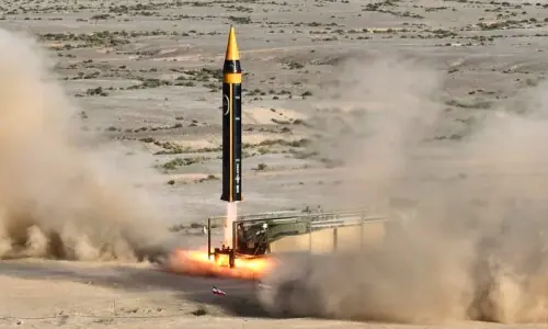 ایران کا بڑے پیمانے پر تباہی پھیلانے والے &rsquo;خرمشہر 4&lsquo; میزائل سے اسرائیل پر حملہ