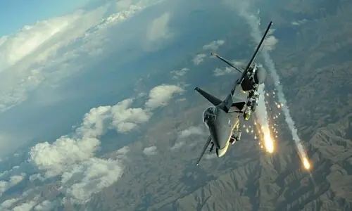 عراق میں جنگی طیارہ گرنے کا معاملہ، امریکی فوج اور مقامی حکام کے دعوؤں میں تضاد