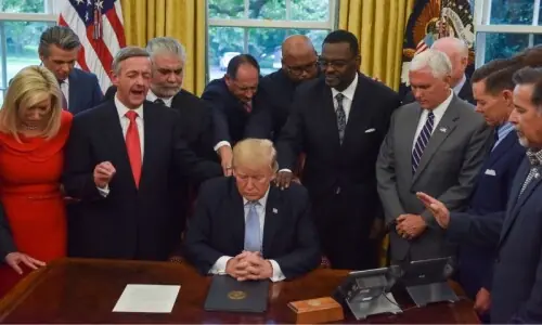 ایران کے خلاف جنگ میں مذہبی رنگ: ٹرمپ نے پادریوں کو اوول آفس بلا لیا