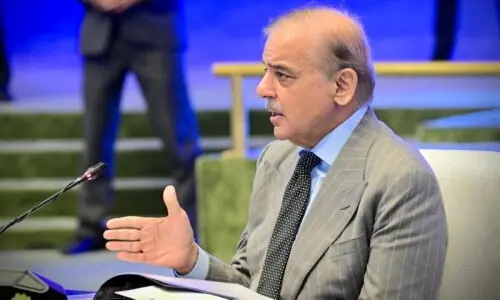 وزیراعظم نے پیٹرولیم ذخیرہ اندوزوں کے خلاف سخت کارروائی کی ہدایت کردی