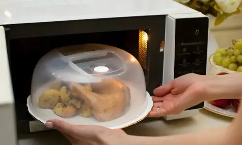 مائیکروویو میں کھانا ڈھک کر پکائیں یا نہیں؟
