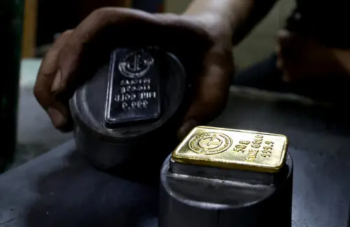 Gold price gains Rs6,200 per tola in Pakistan