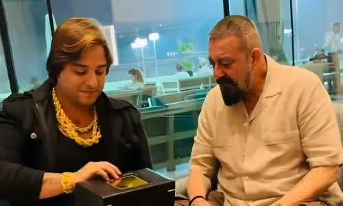 کاشف ضمیر کے سنجے دت کے لیے قیمتی تحائف