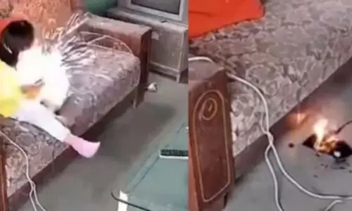 چارجنگ پر لگا فون بچی کے منہ پر دھماکے سے پھٹ گیا