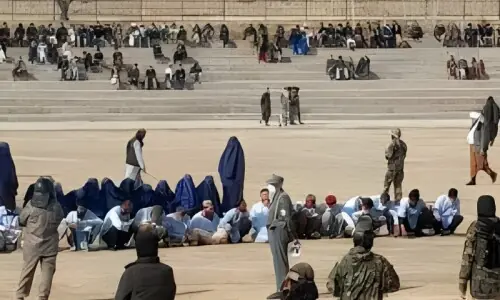 افغانستان: ایک سال میں 100 خواتین سمیت تقریبا 1200 افراد کو سرعام کوڑے مارنے کا انکشاف