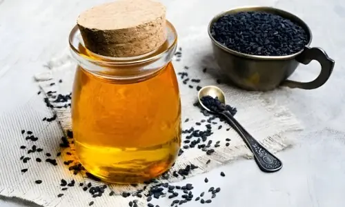 بالوں کے لیے کلونجی کا تیل استعمال کرنے کا صحیح طریقہ