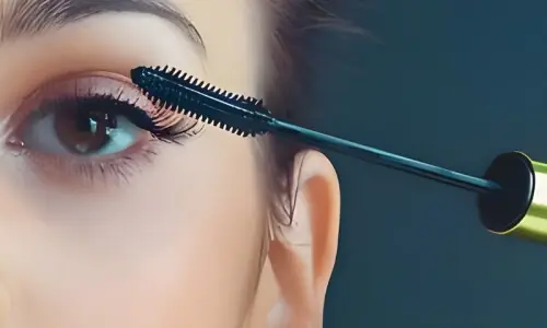 رات بھر مسکارا لگا رہنا آنکھوں کے لیے کتنا نقصان دہ؟ ماہرین کی وارننگ