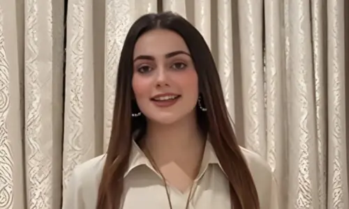 ’شوگر ڈیڈیز سے فائدہ اٹھائیں‘: پاکستانی ماڈل زینب کا نوجوان لڑکیوں کو متنازع مشورہ ’شوگر ڈیڈیز سے فائدہ اٹھائیں‘: پاکستانی ماڈل زینب کا نوجوان لڑکیوں کو متنازع مشورہ