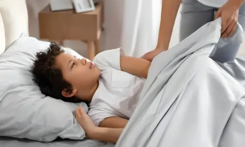 بچوں کو صبح اسکول کے لیے جگانے کے آسان طریقے بچوں کو صبح اسکول کے لیے جگانے کے آسان طریقے