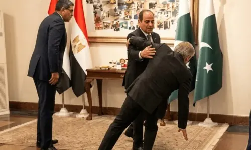 اسحاق ڈار غیر ملکی مہمان کے استقبال میں گر کر زخمی، کندھے میں فریکچر