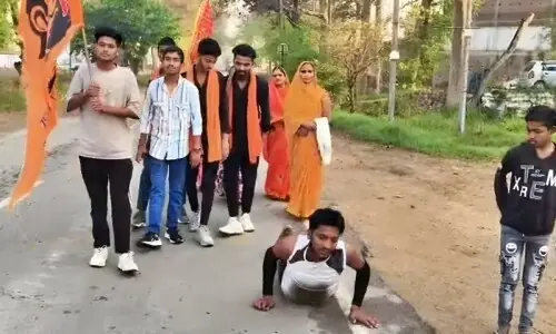 طلاق کا انوکھا جشن، شکرانے کی منت کے لیے لیٹ کر 9 کلومیٹر کا سفر